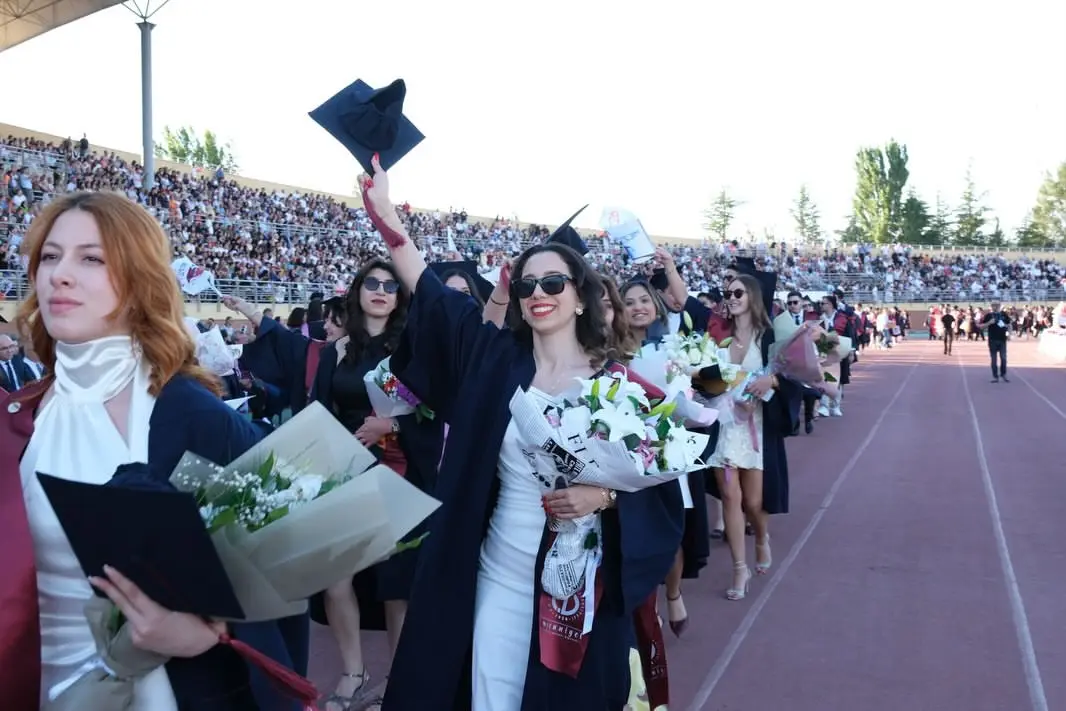 Anadolu Üniversitesi mezuniyet coşkusunu kutladı