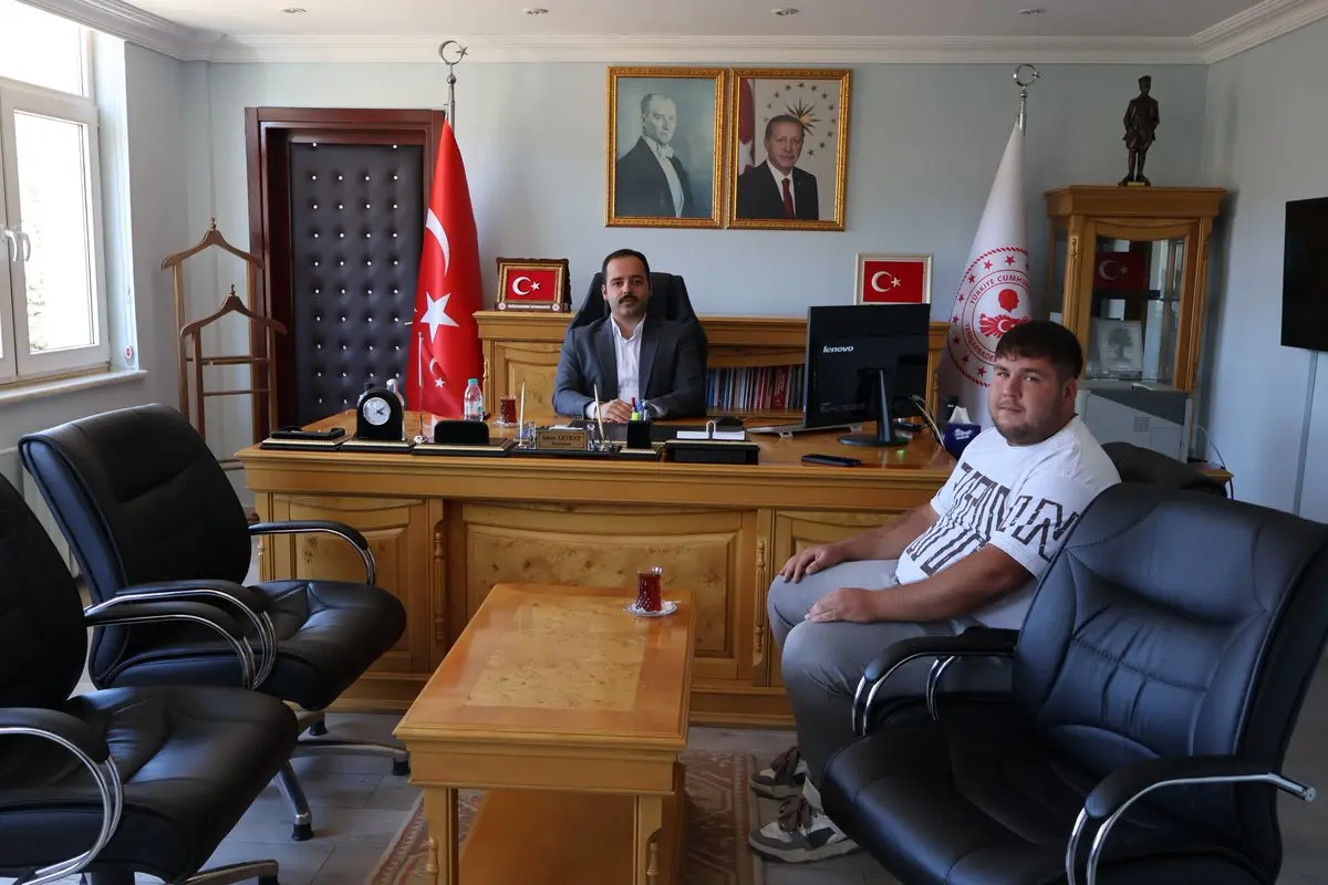 Çilek Üreticisi Kaymakam'ı Ziyaret Etti