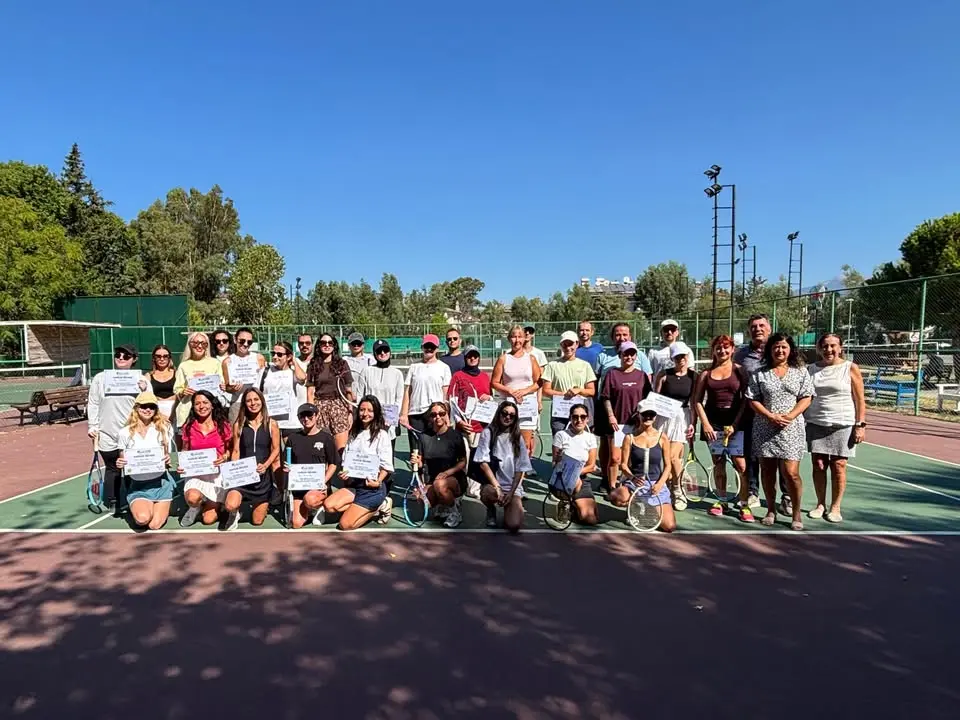 Fethibey Belediyesi'nden ücretsiz tenis kursu sertifikaları