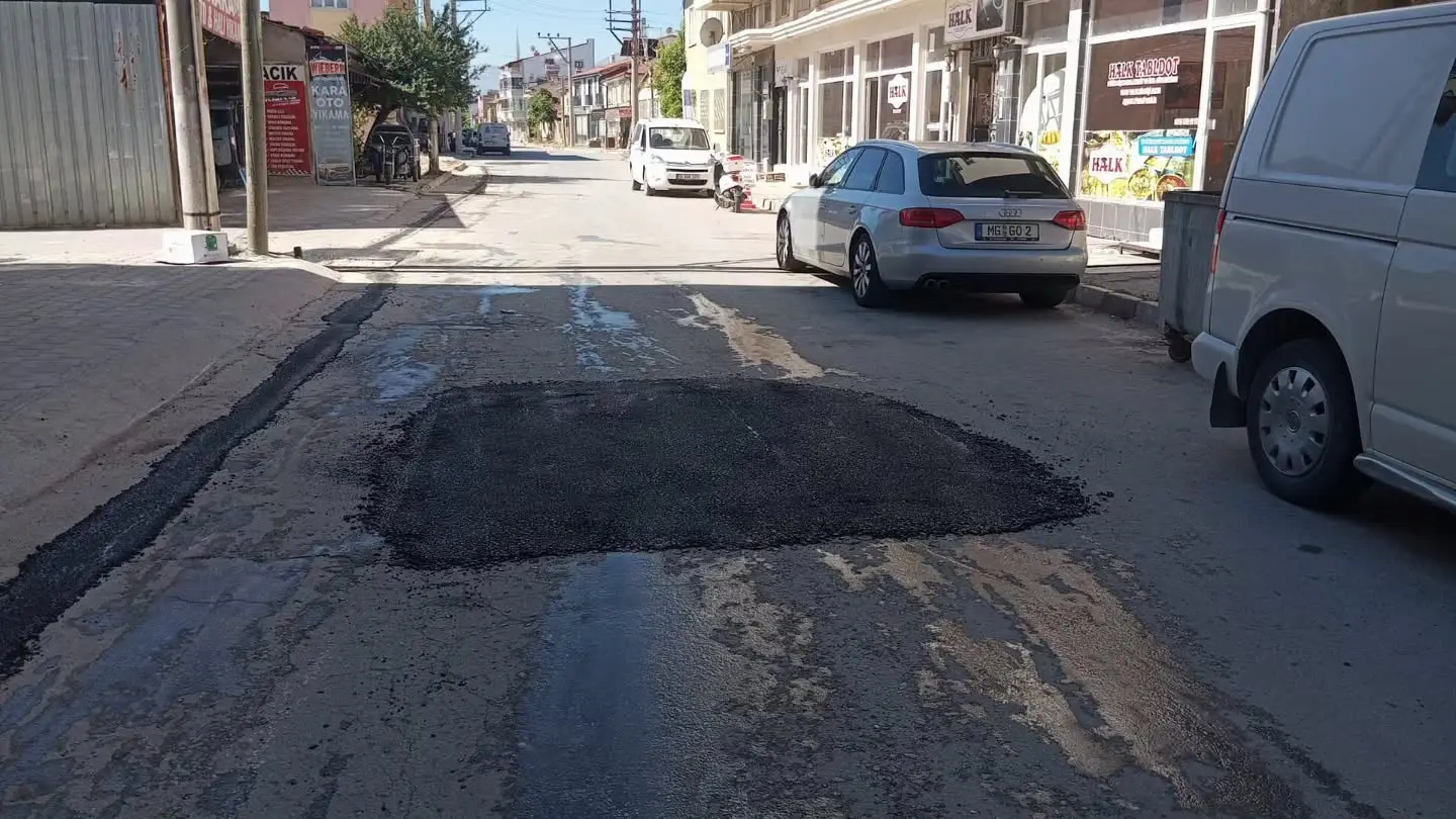 Bolvadin'de Asfalt Yama Çalışmaları Devam Ediyor