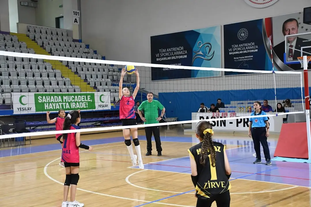 Afyonkarahisar'da Mini Kızlar Voleybol Müsabakaları Tamamlandı