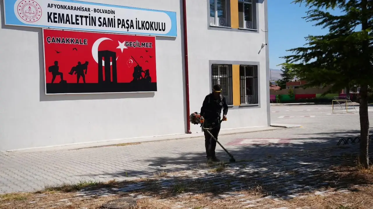 Bolvadin'deki Okullarda Temizlik Çalışmaları Devam Ediyor