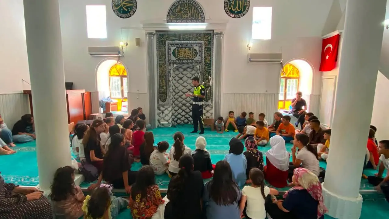 Gelendost'ta Öğrencilere Temel Trafik Eğitimi Verildi