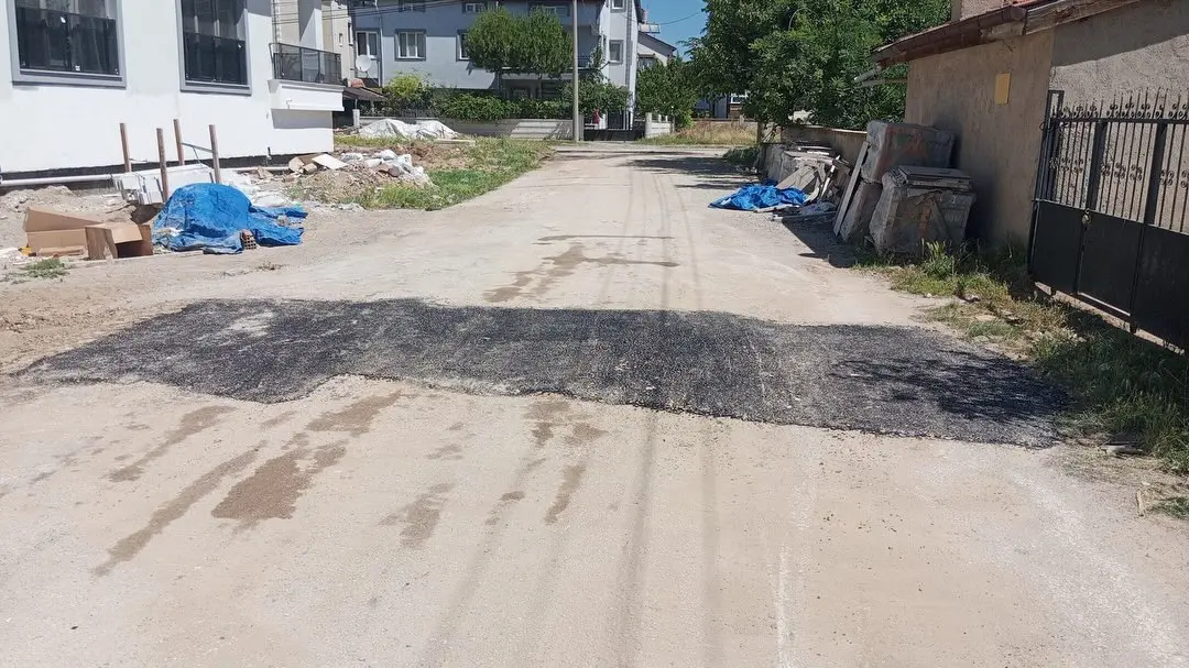 Bolvadin'de Yol Bakım ve Asfalt Çalışmaları Sürüyor