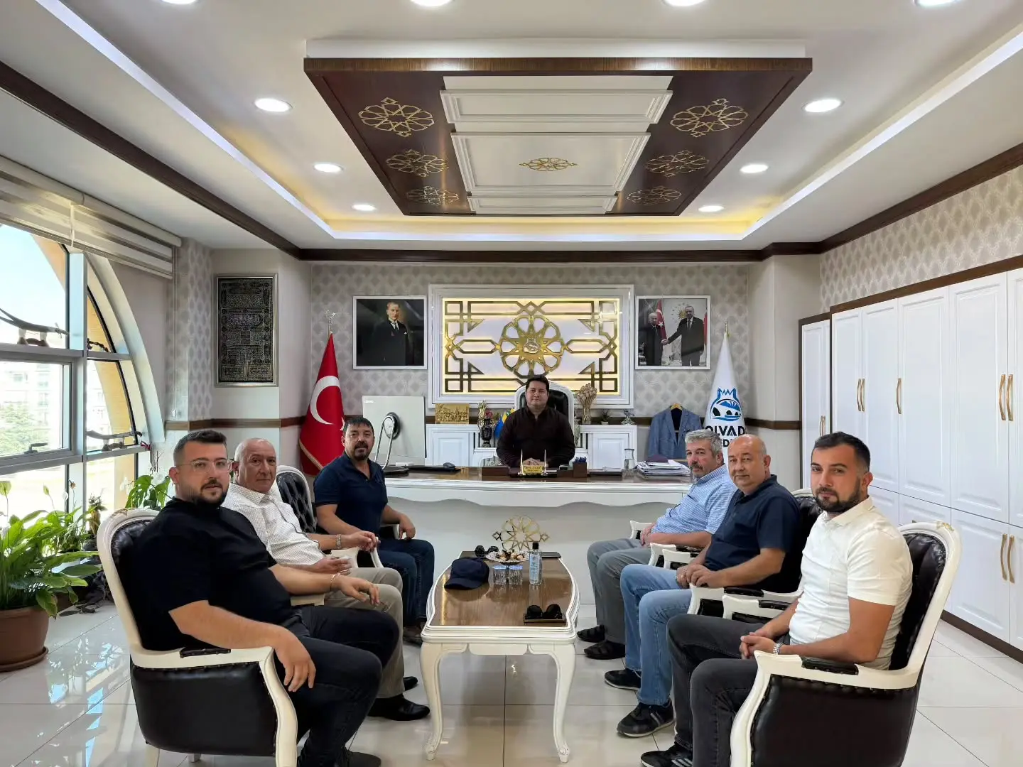 Başkan Aynacı, ziyaretçilerini makamında ağırladı
