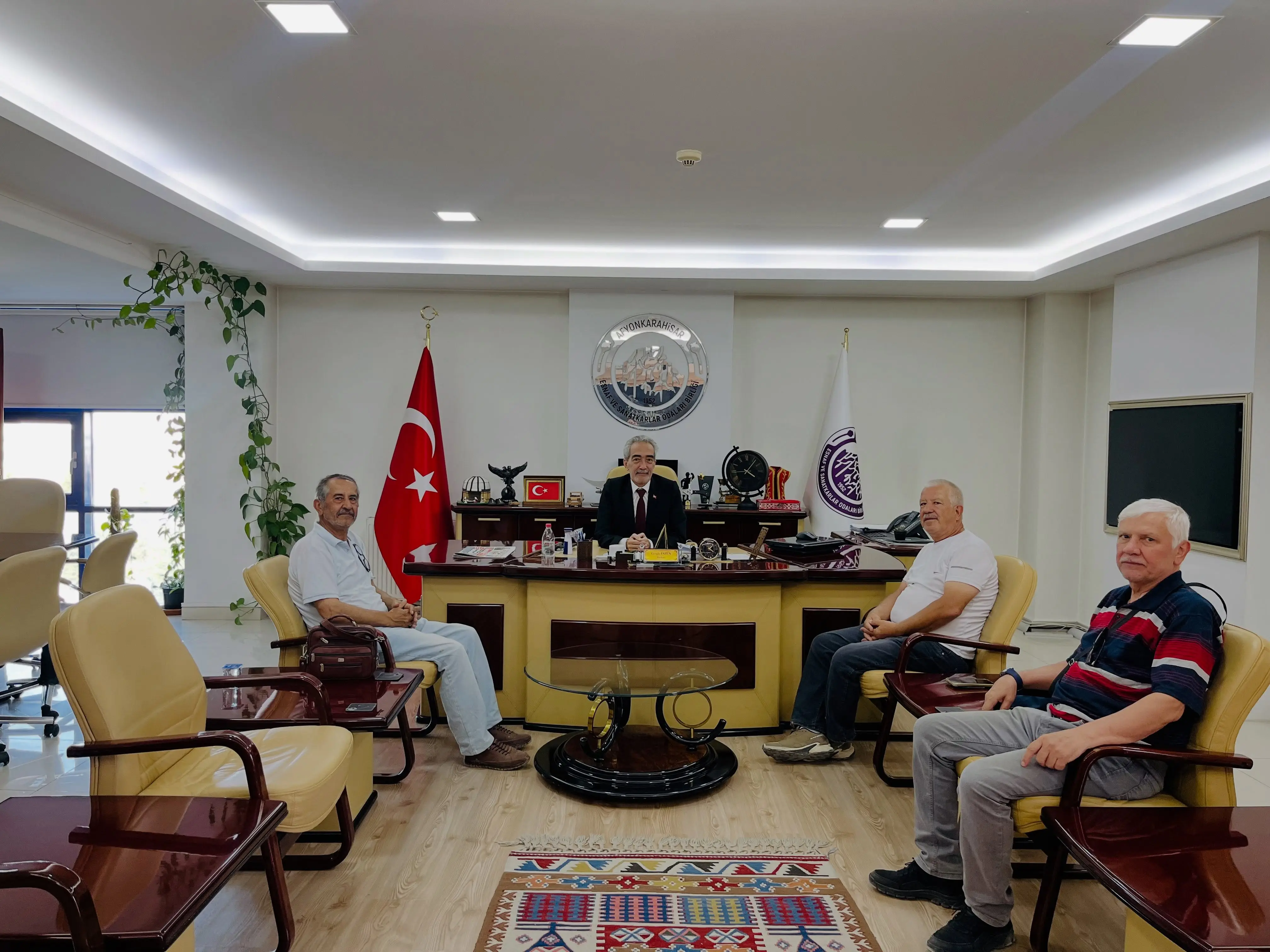 Emekli öğretmenler, esnaf odası başkanını ziyaret etti
