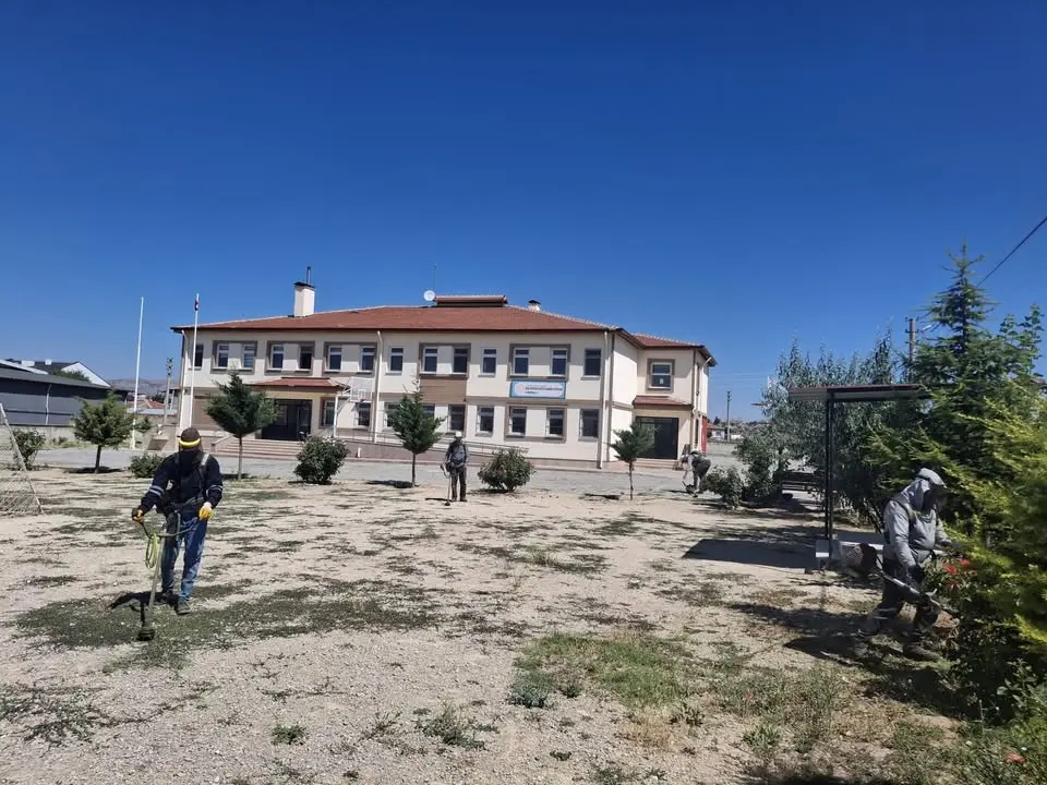 Bolvadin'de Okul Bahçeleri Yenileniyor