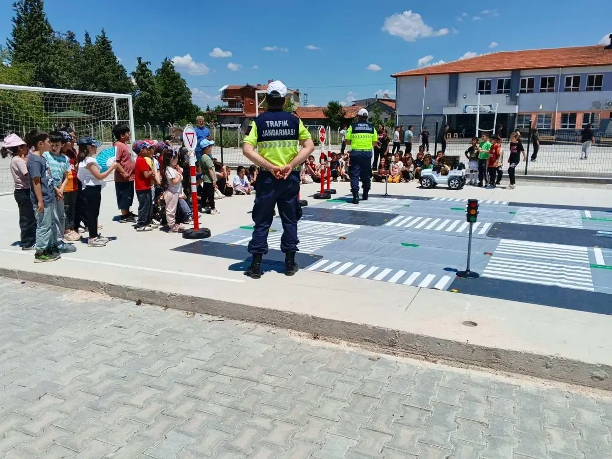 Uşak'ta Trafik Eğitimi Verildi