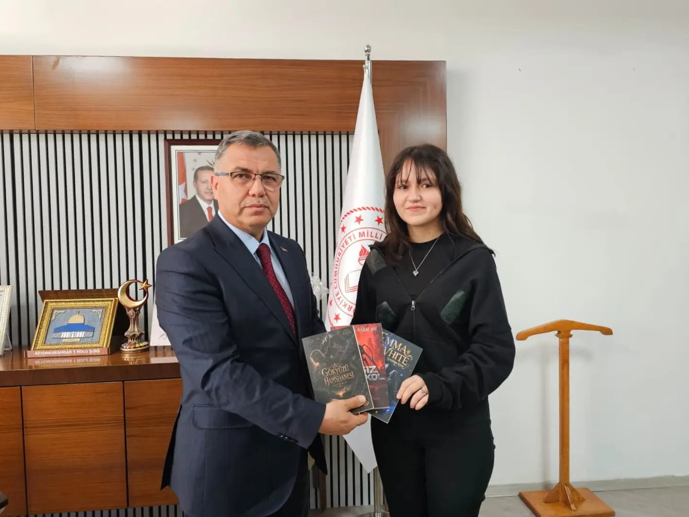 16 Yaşında Üç Kitap Yazarak Başarıya İmza Attı