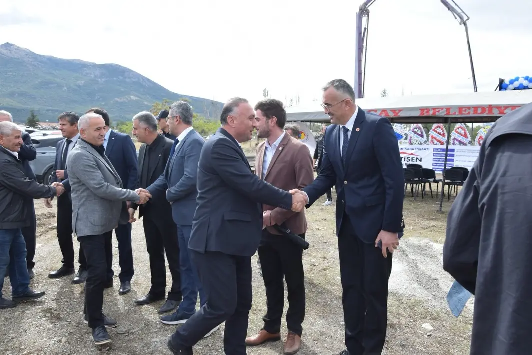 Yeni Ticaret Binasının Temeli Atıldı