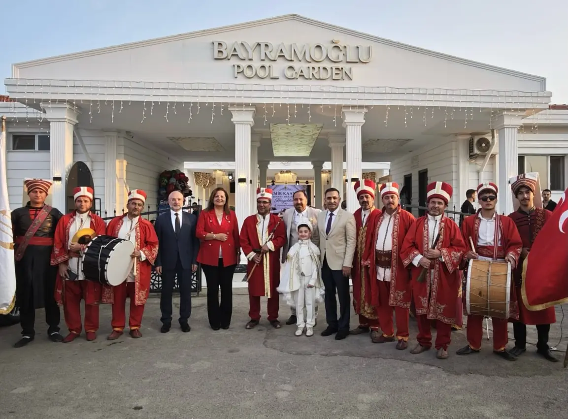 Sünnet düğününe katılan AK Parti heyeti