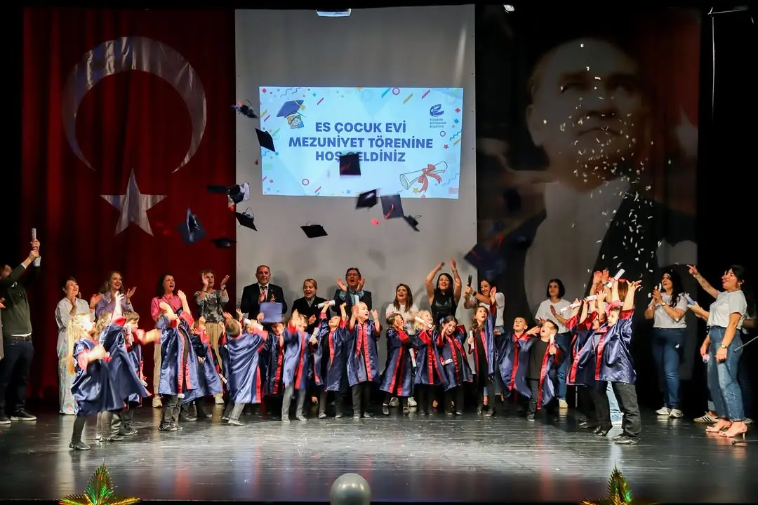 Minik öğrenciler mezuniyet heyecanı yaşadı