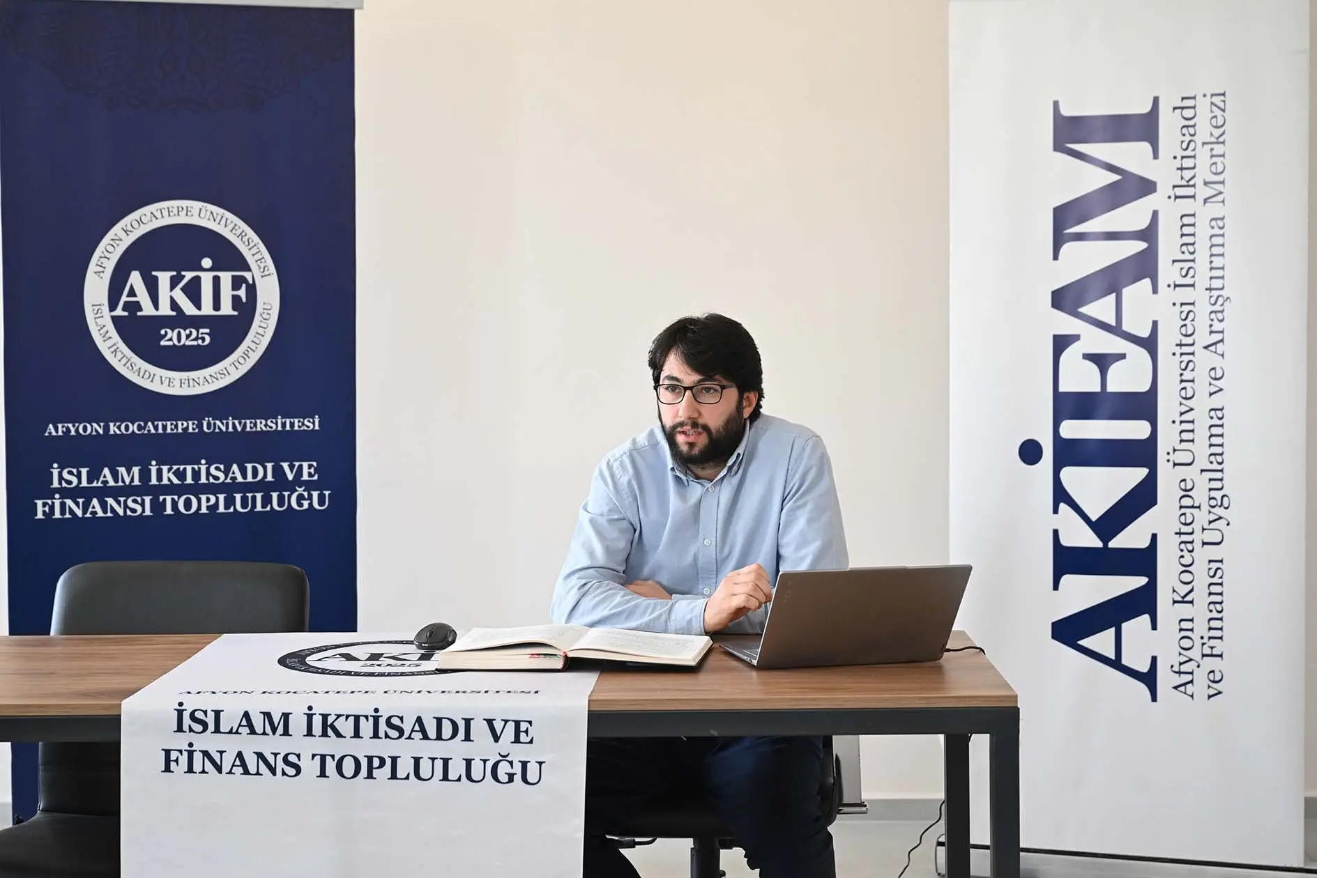 AKÜ'de Akit Nazariyesi Tartışıldı