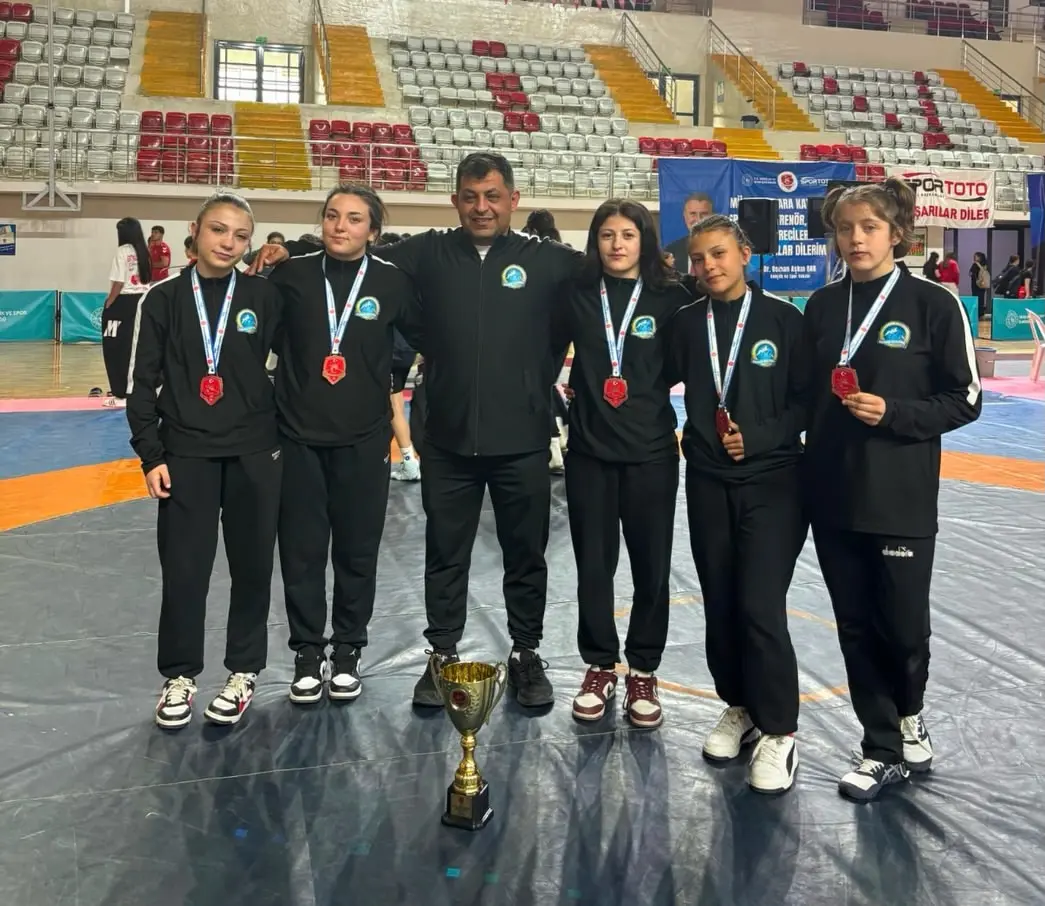 Afyonlu güreşçiler Sivas'tan madalyalarla döndü