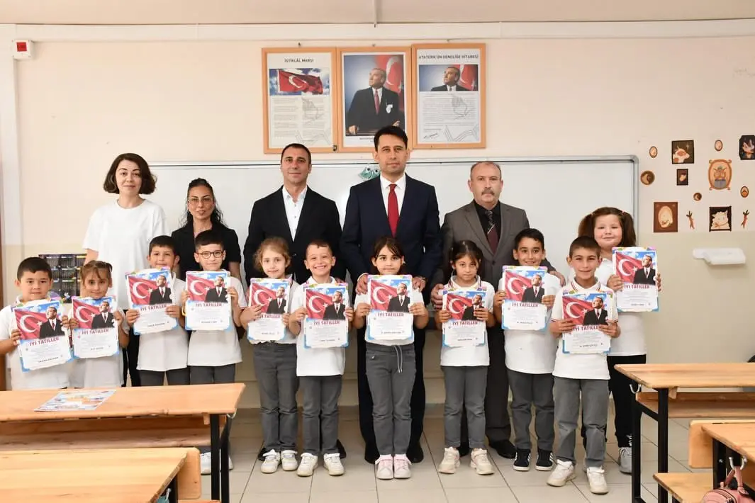 Mehmet Avdan İlkokulu'nda karne dağıtım programı