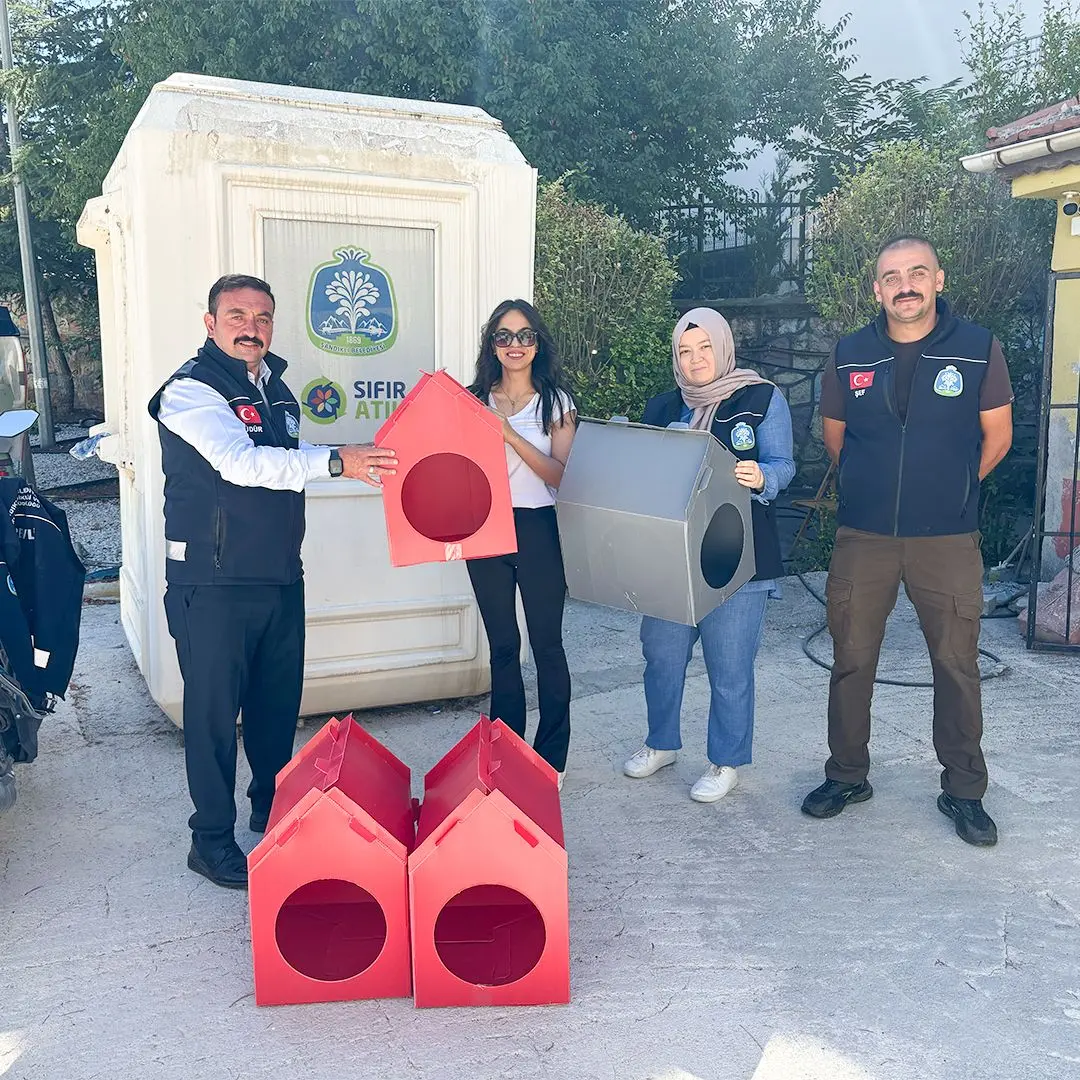Sandıklı'da sokak hayvanları için kedi evleri kuruldu