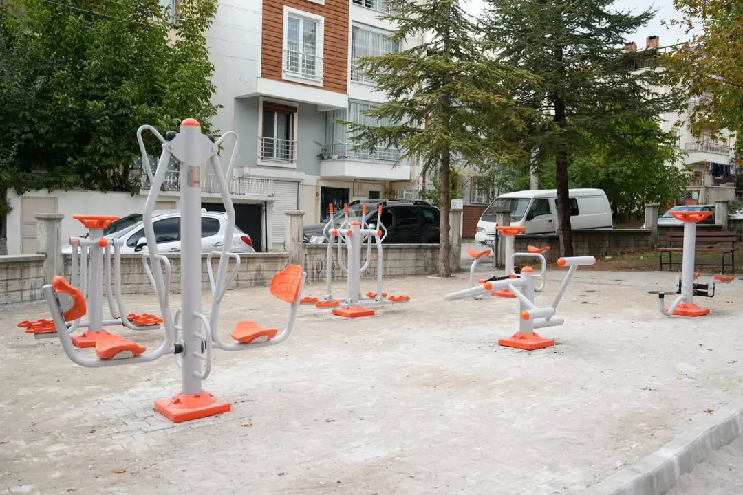 Tavşanlı Belediyesi parkları spor aletleriyle donatıyor