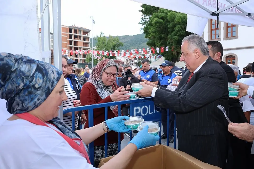 Sultan Divani Anısına Aşure İkramı