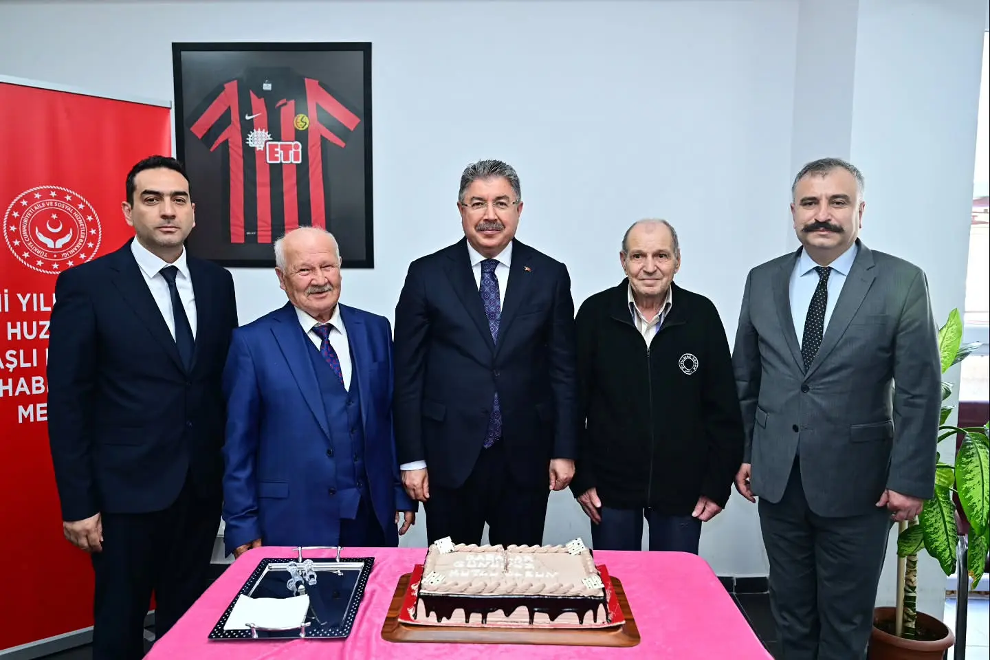 Vali Yılmaz, Babalar Günü'nü yaşlılarla kutladı