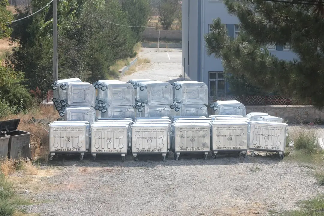 Yeni çöp konteynerleri kasabaya teslim edildi