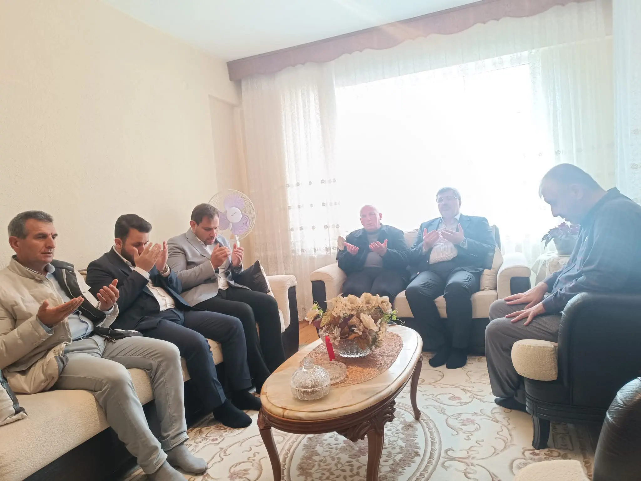 Ali Özkaya, merhum hocaya taziye ziyaretinde bulundu
