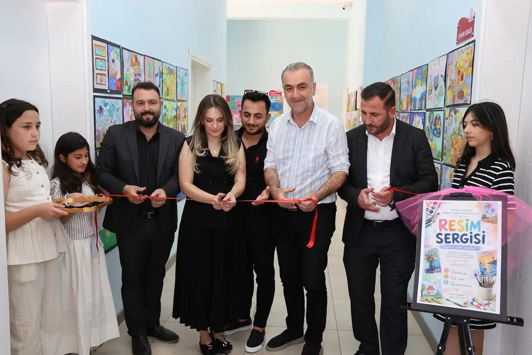 Dinar'da Minik Ressamların Sergisi Açıldı