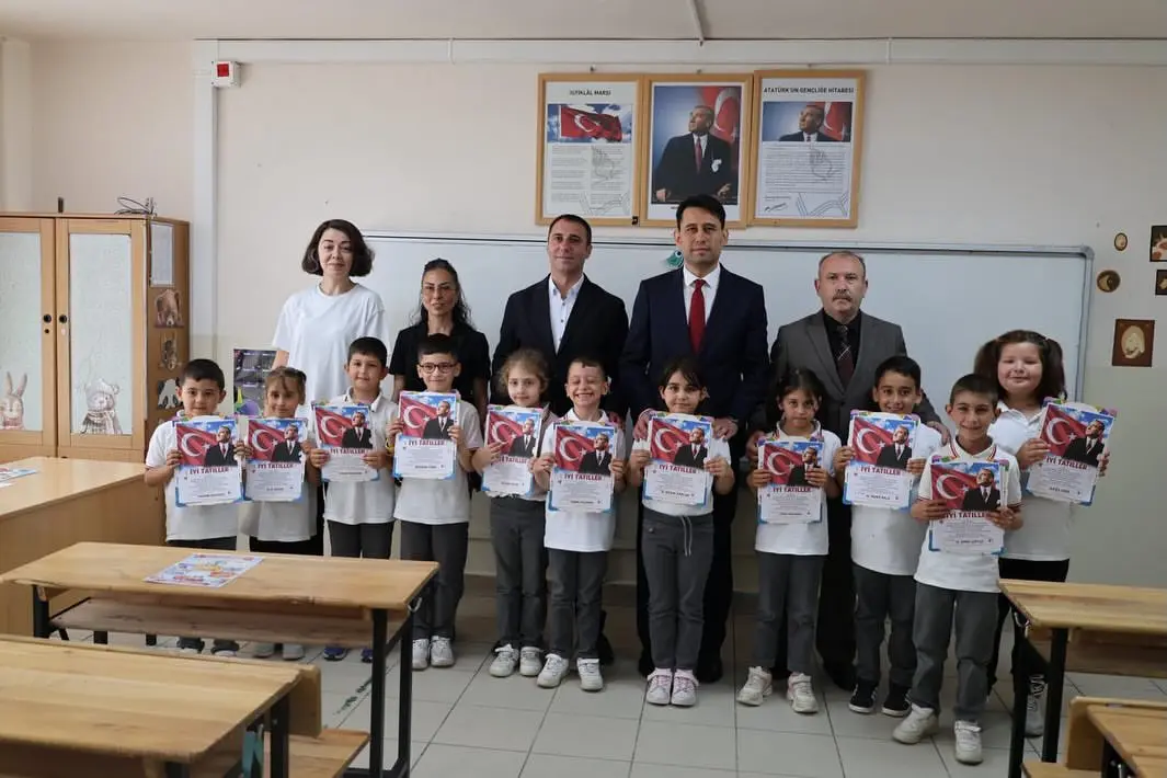 Karne Dağıtım Töreni'nde Öğrenciler Sevinç Yaşadı
