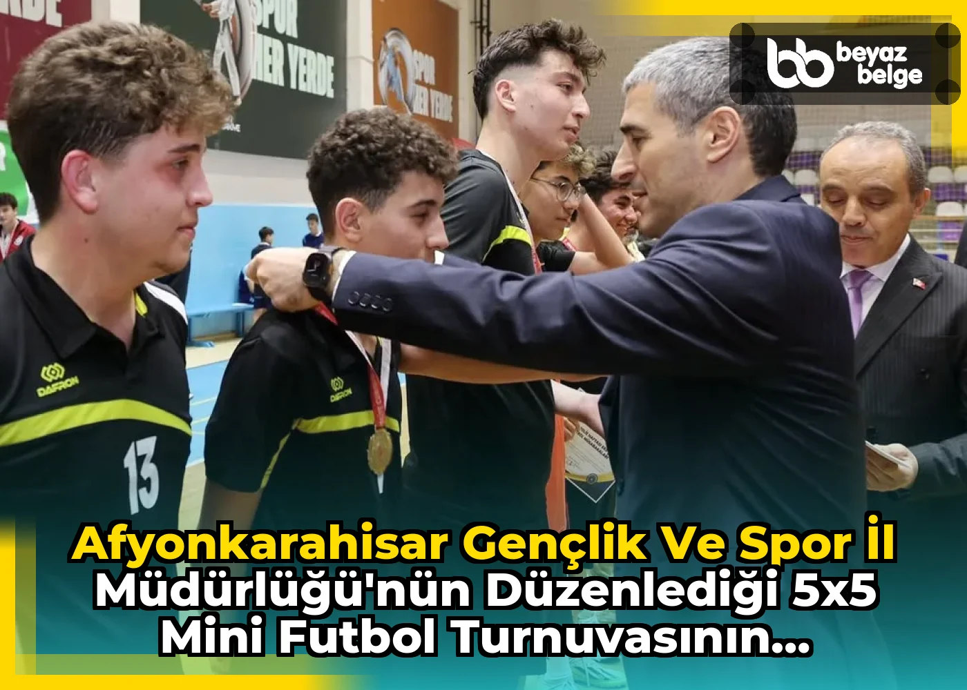 Afyonkarahisar Gençlik ve Spor İl Müdürlüğü'nün Düzenlediği 5x5 Mini Futbol Turnuvasının Finalinde Vali Dr. Naci Aktaş Ödülleri Verdi