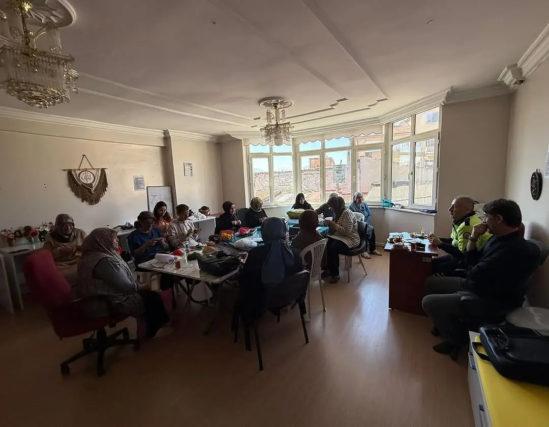 Bolvadin ADEM'de Trafik Bilinci ve Hukuk Okur Yazarlığı Eğitimi Verildi