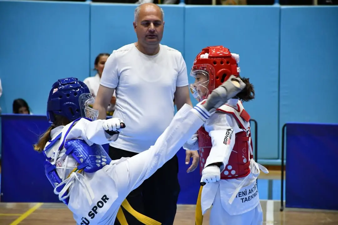 Okul Sporları Taekwondo Müsabakaları Kocatepe Spor Kompleksi'nde Gerçekleştirildi