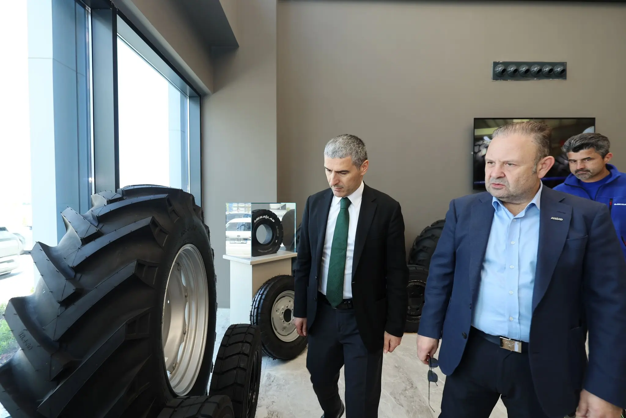 Vali Naci Aktaş, Mesalas Lastik Fabrikasını Ziyaret Etti