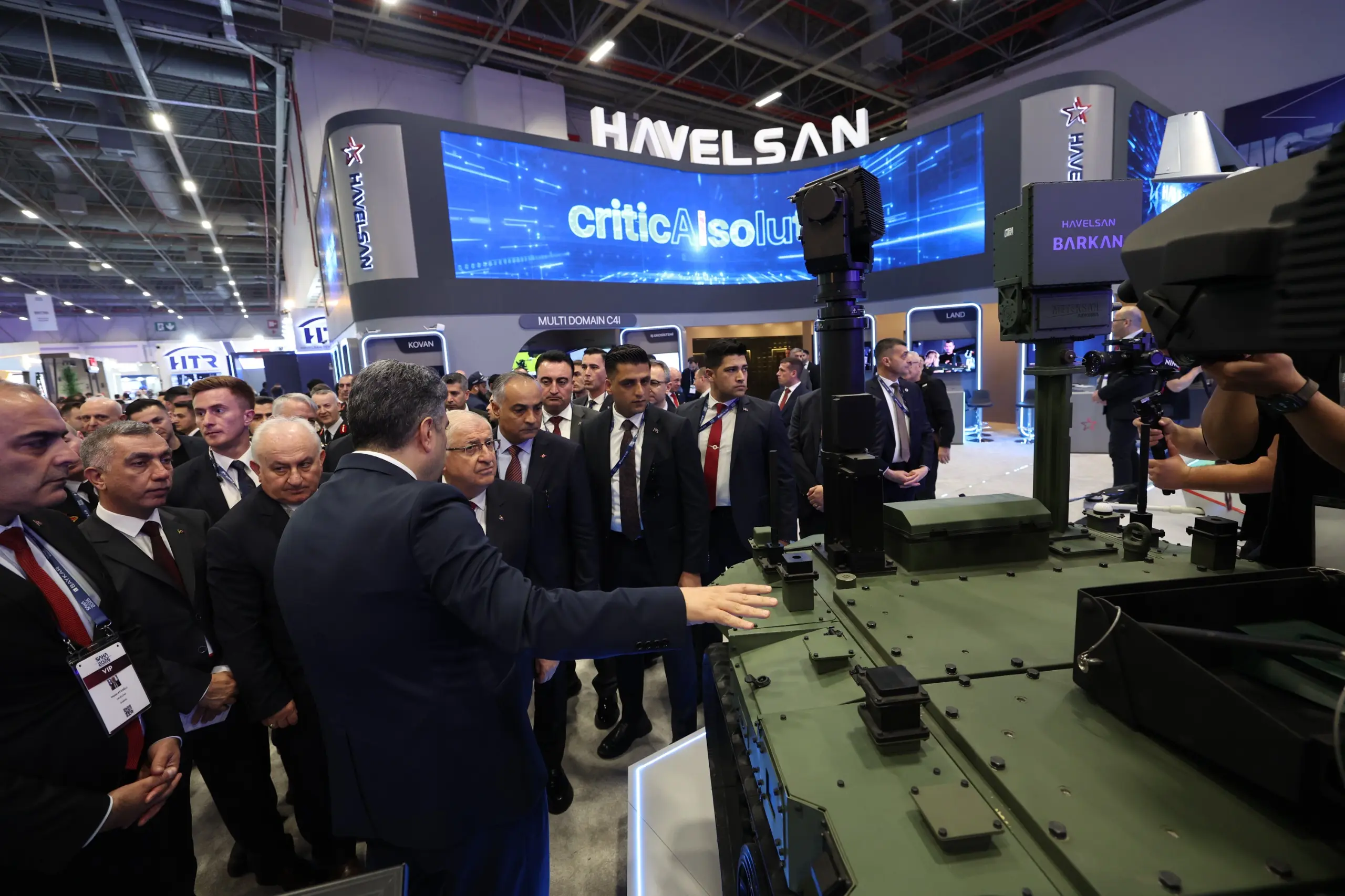Yaşar Güler, SAHA 2026 Fuarı'nda şirketleri ziyaret etti