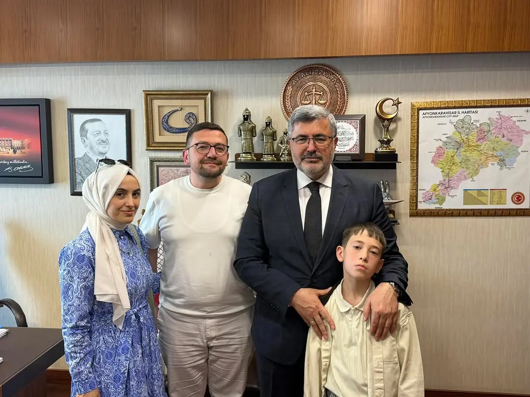 AK Parti Bolvadin İlçe Başkan Yardımcısı Selahattin Üresin ve Ailesi Gazi Meclis'te Misafir Edildi
