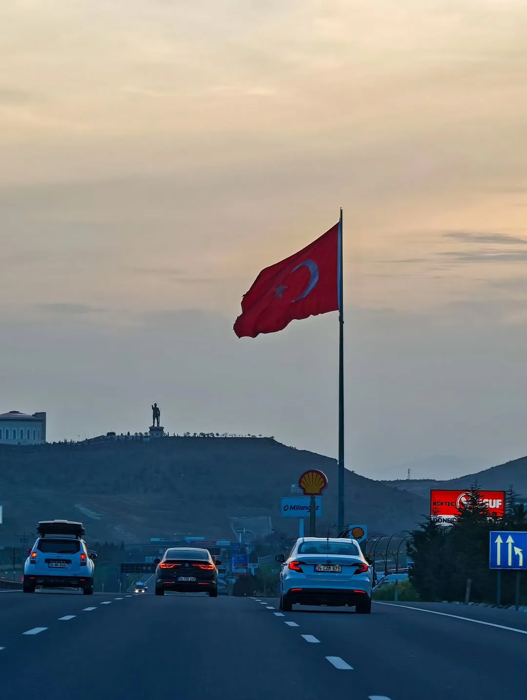 Türk Bayrağı Her Yerde Birlik ve Güven İçin Mi Duruyor?