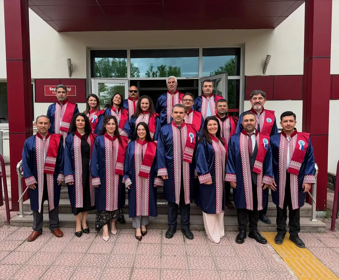 Afyon Kocatepe Üniversitesi Akademik Kadrosu, 2026 Mezuniyet Töreni Hatırasını Paylaştı