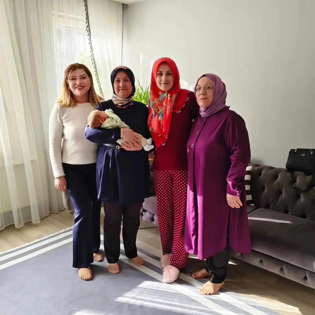 AK Parti Afyonkarahisar İl Kadın Kolları'ndan Dervişpaşa Mahallesi Başkanı Büşra Koçak'a Ziyaret