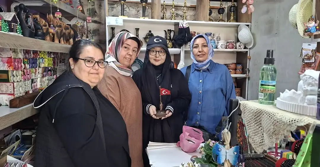 AK Parti Afyonkarahisar İl Kadın Kolları Esnaf Ziyaretlerini Gerçekleştirdi