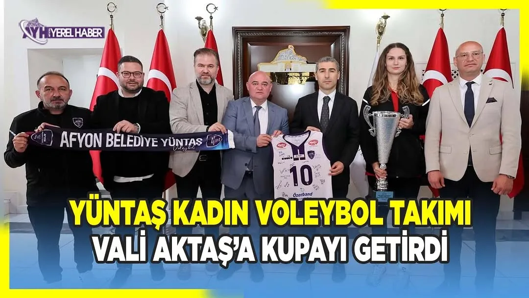Afyon Belediye Yüntaş Kadın Voleybol Takımı Şampiyonluk Kupasını Vali Dr. Naci Aktaş'a Takdim Etti