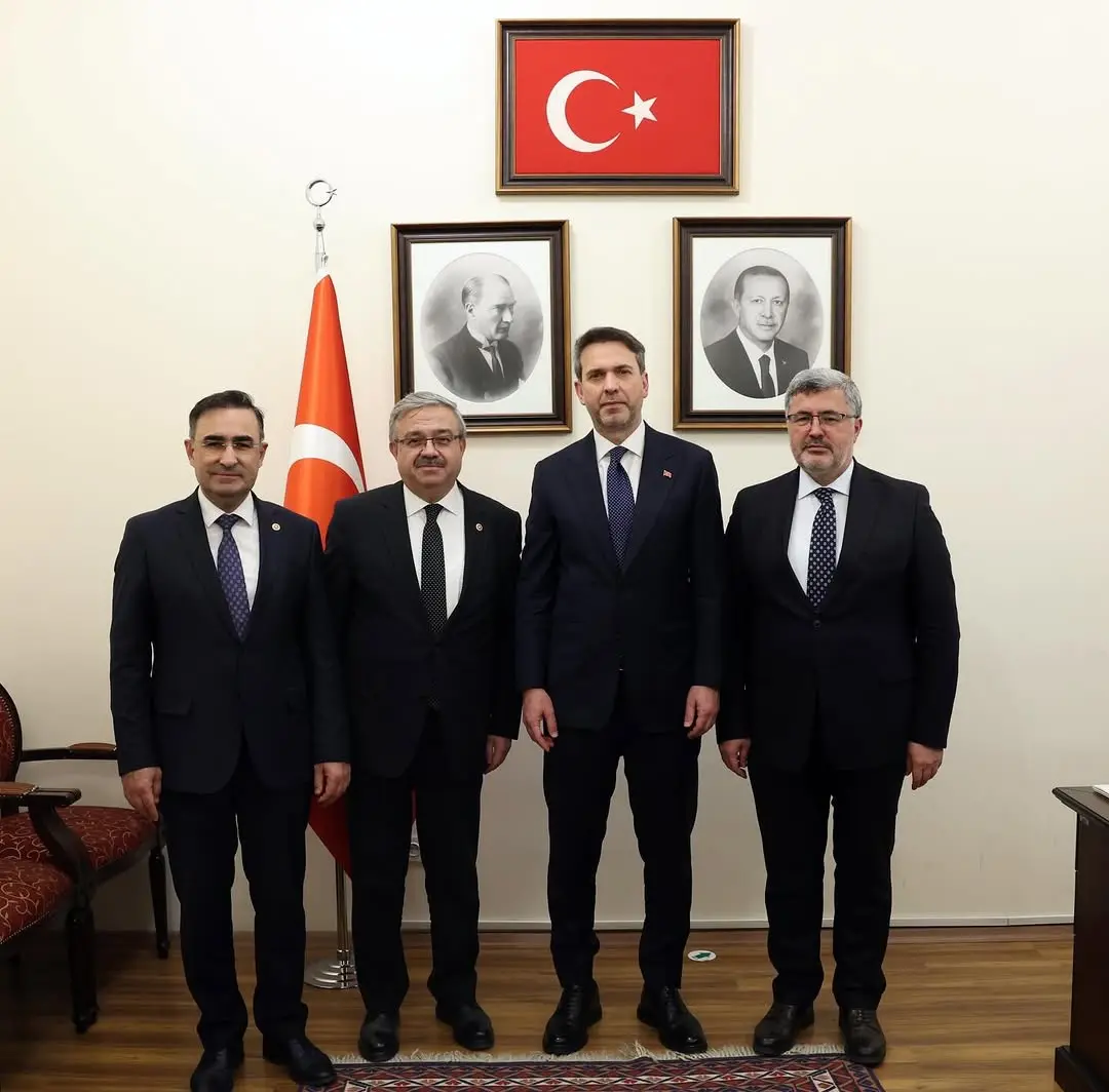 Ak Parti Milletvekilleri TBMM'de Enerji Bakanı Bayraktar'ı Ziyaret Etti