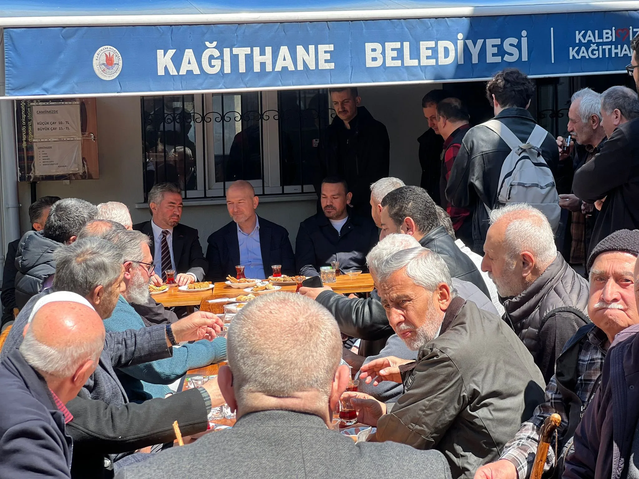 Erkan Yıldırım Cuma namazı sonrası çay içti